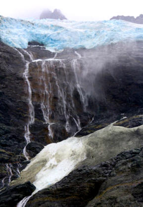 Cuando el glaciar pierde su energía se deshiela, o desmembra, formando arroyos