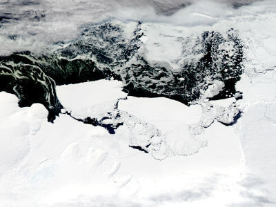 Foto satélite de una placa rompiendo en el mar de Weddell