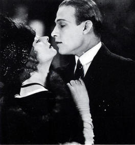 Rodolfo Valentino besa a Alice Terry en Los cuatro jinetes del Apocalipsis (1921), de Rex Ingram.