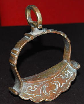 Antiguo estribo español de bronce