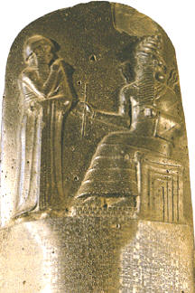 Relieve con las figuras del dios Shamash y el rey Hammurabi, sobre un fragmento del código de Hammurabi Museo del Louvre (París)