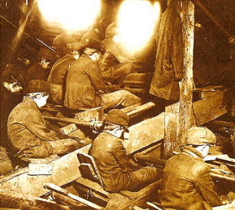 Foto de una serie de Lewis W., que muestra a unos niños trabajando en una mina de carbón de Pennsylvania recién comenzado el siglo XX, y que da una idea de cómo pudieron ser las condiciones de vida del proletariado en el siglo XIX