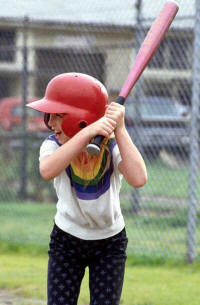 El niño juega al béisbol, es una oración donde El niño es el sujeto y juega al béisbol el predicado verbal