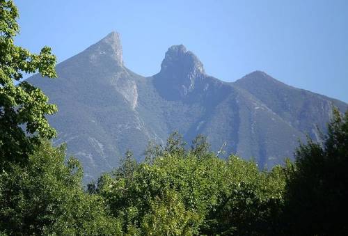 México: Parque Nacional Cumbres de Monterrey. Al fondo se divisa el Cerro de la Silla.