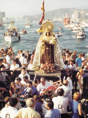 La Virgen del Carmen llevada en procesión marítima