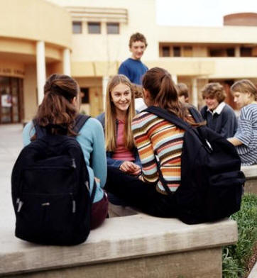 El marco escolar ofrece al adolescente la oportunidad de relacionarse con el grupo de iguales