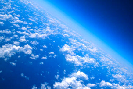 La capa de ozono se encuentra en la Estratosfera (8 a 50 km. de altura)