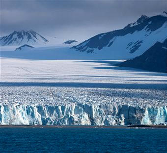 Un glaciar avanzando y rompiendo en el mar