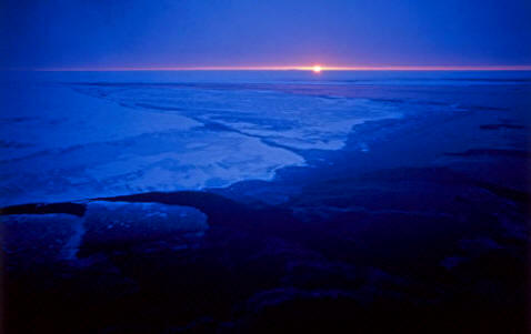 Aunque la noche polar es teóricamente de seis meses, durante un mes existe un crepúsculo