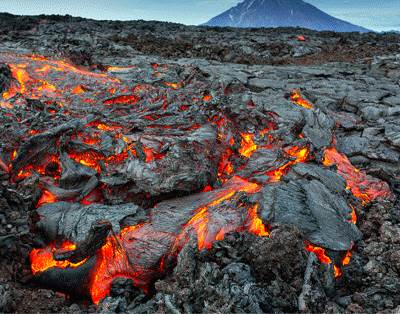 Cuando el magma asoma a la superficie y se enfría rápidamente, da lugar a la rocas ígneas extrusivas o volcánicas, como los basaltos o las siolitas