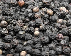 La pimienta negra son adecuados para caldos, marinadas y en combinación con otras especias