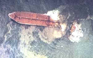 El Amoco Cádiz, embarrancado el 16 de marzo de 1978 frente a las costas de Bretaña (Francia)