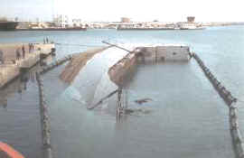 Establecimiento de una barrera de contención en el perímetro de un buque accidentado