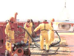 Personal de limpieza preparando una bomba de succión de hidrocarburos
