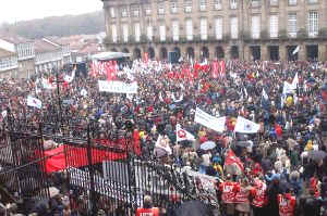 entre 150.000 y 200.000 personas se manifestaron en Santiago de Compostela bajo el lema "Nunca mais"
