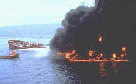 El Mega Borg, ardiendo tras derramar 20,5 millones de litros de hidrocarburos en Galveston, Texas, el 8 de junio de 1990