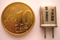 Un cristal de uso ordinario en los equipos electrónicos no supera el tamaño de una moneda de 10 cts