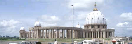 Nuestra Señora de la Paz, espectacular obra arquitectónica ordenada construir por el presidente Félix Houphouët-Boigny en su ciudad natal Yamoussoukro
