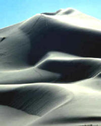 Las dunas son resultado del depósito gradual de partículas similares en tamaño y peso transportadas por el viento