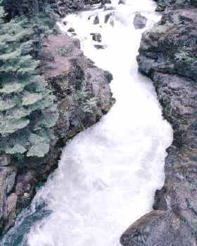 La abrupta pendiente del canal de desagüe provoca la erosión y encajonamiento del cauce