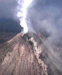 Los estratovolcanes, que presentan la morfología mas común en todo el mundo, son el resultado de las erupciones alternas de lava y materiales piroclásticos