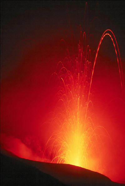 Una de las características de las erupciones de tipo estromboliano, es la violencia de las proyecciones. En la imagen, erupción del volcán italiano Estrómboli en 19080.