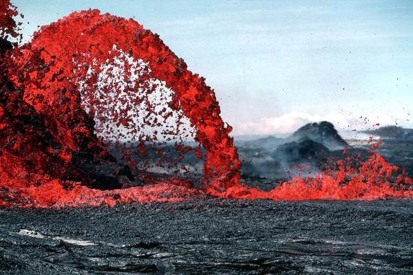 Si la consistencia de las lavas es suficientemente líquida, pueden llegar a formarse notables cascadas a través de las vertientes, y desplazarse a velocidades de hasta 300 metros por hora.