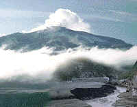 El Nevado del Ruiz presenta erupciones del tipo de cieno. En su último periodo de actividad, en 1985, causó numerosas víctimas y daños