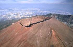 El cono volcánico se forma por aglomeración alrededor de la abertura, de lavas y parte de fragmentos de los materiales magmáticos que son arrojados al exterior a través del cráter. En la foto: cono del volcán Vesubio