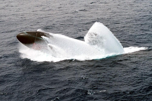 El submarino nuclear de la serie Los Ángeles, USS Columbus (SSN 762), aflorando a la superficie durante un ejercicio de emergencia