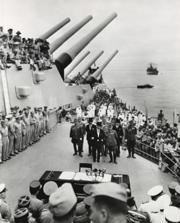 Piezas de artillería del USS Missouri (BB-63). La imagen corresponde a la firma de capitulación de Japón el 2 de septiembre de 1945.
