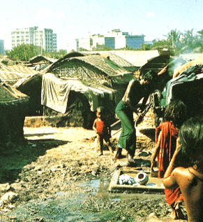 Esta imagen, de unas chabolas en los suburbios de una ciudad de la India, explica dos modelos de vida y de desarrollo distintos, a consecuencia de la rápida difusión del modelo occidental entre las poblaciones social y económicamente privilegiadas del tercer mundo.