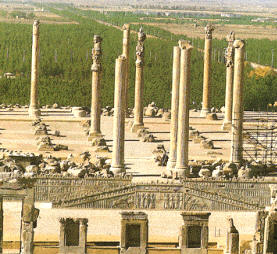 Una vista de las ruinas de Persépolis, donde se pueden observar los restos de una lujosa residencia imperial. En los basamentos y muros todavía se pueden ver representados cortejos portando regalos para el rey, y también parte de la guardia de los llamados Diez Mil Inmortales