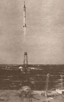 LOS AVANCES CIENTÍFICOS llevaron al hombre a incursionar en el espacio. Un propulsor líquido impulsa al cohete hacia el cosmos, conduciendo en una cápsula al cosmonauta de EE.UU. Virgil Grissom