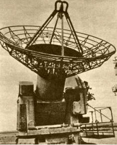 VIGÍA ESPACIAL. La antena de una red de radar a bordo de la nave estadounidense "American Marine", equipada para seguir la ruta de los proyectiles lanzados desde la base espacial de Cabo Kennedy.