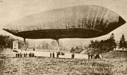 LA AERONAVEGACIÓN. Arriba, el dirigible "Le France” presto a elevarse en 1885. Centenas de pasajeros viajaban de un continente a otro en estos aparatos inflados con hidrógeno.