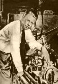 EL CICLOTRON: E. O. Lawrence fue el inventor del primer ciclotrón clásico. En la ilustración aparece junto al sincrociclotrón o "ciclotrón de frecuencia modulada" de 184 pulgadas.