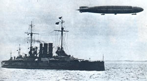 El dirigible, al comienzo de la guerra, todavía era la nave preferida por su ya probada operatividad. En la foto: el Zeppelin L-31 sobrevolando el acorazado Helgoland