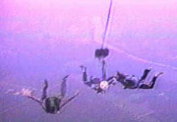 En el paracaidismo relativo los saltadores participan en equipo y realizan diversas formaciones durante la caída