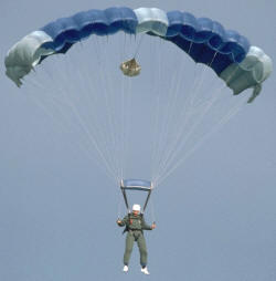 El parapente es un paracaídas modificado dotado de una serie de timones que permiten su control