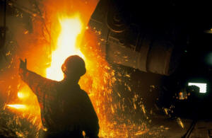 En una cuarta etapa el hombre consiguió controlar el fuego y utilizarlo para variadas aplicaciones, como la fundición de metales