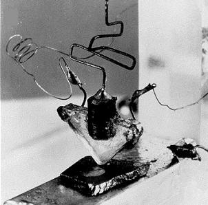 El primer transistor de germanio de efecto de punta era, en principio, un dispositivo rudimentario e inestable. Más tarde se comprobaron las grandes posibilidades del nuevo invento